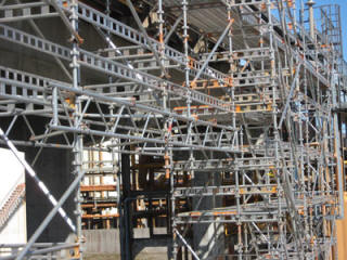ALUHAK aluminiowe konstrukcje rusztowania elewacyjne fasadowe podesty klatki schodowe schodnie rusztowania wiszce producent w Polsce
